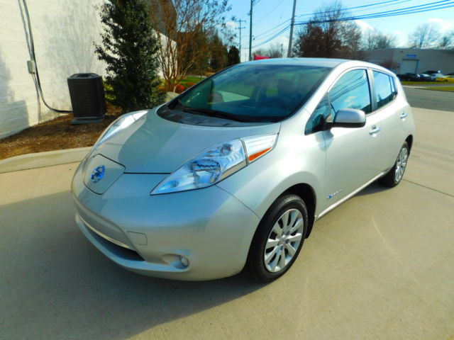 2015 Nissan Leaf  ELECTRIC CAR ! ALMOST NEW ! HEATHED FRONT/ REAR SEATS ! BACK UP CAMERA ! 2015