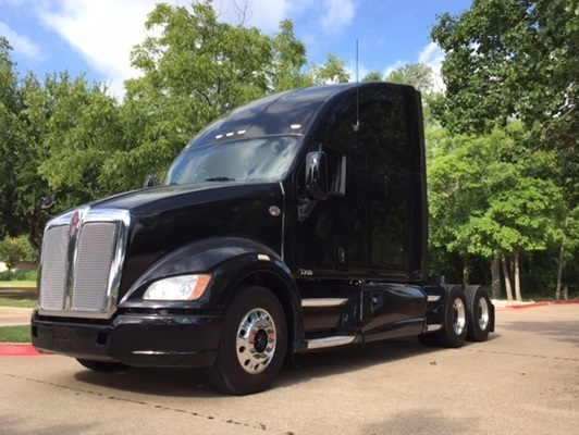 2013 Kenworth T700  Conventional - Day Cab