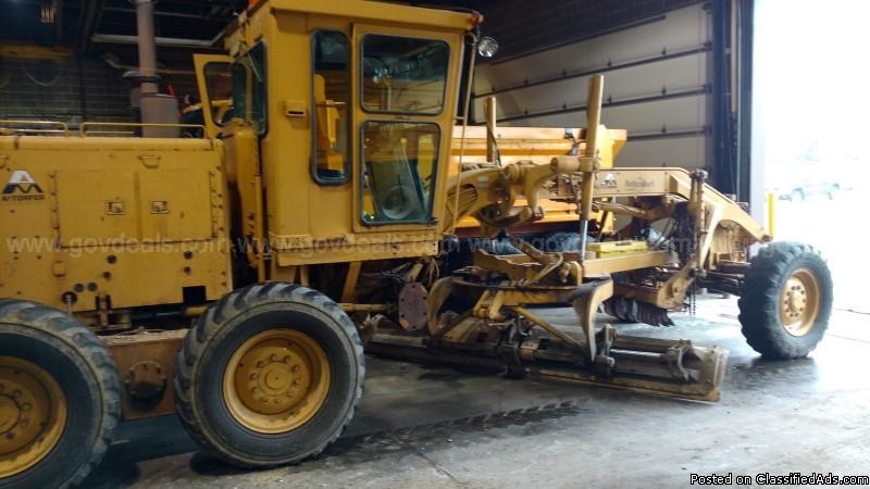 1990 Caterpillar 130G Motor Grader with hydraulic wing plow, 1
