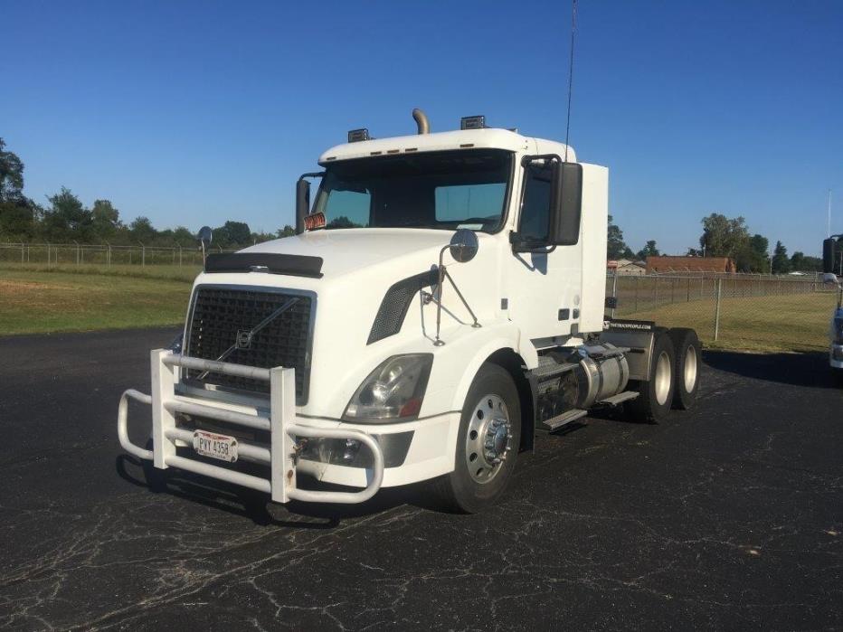 2011 Volvo Vnl  Conventional - Day Cab