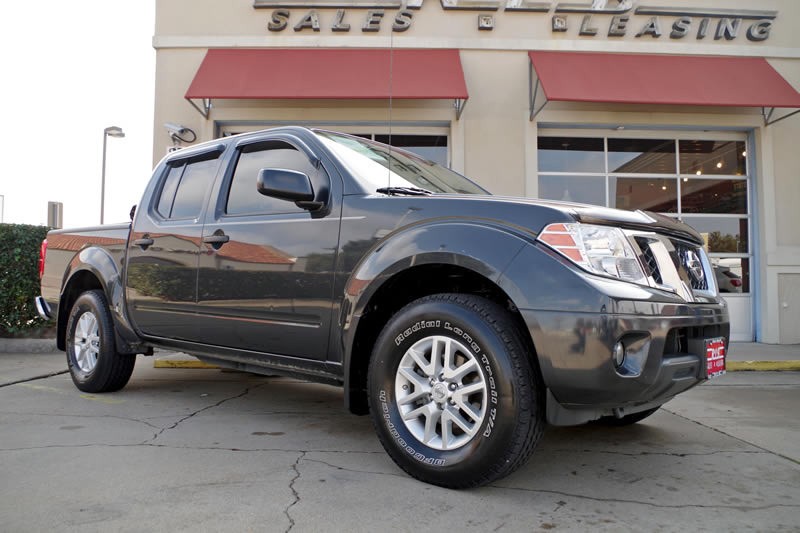 2014 Nissan Frontier Crew Cab SV 4x4 With Soft Tonneau Cover