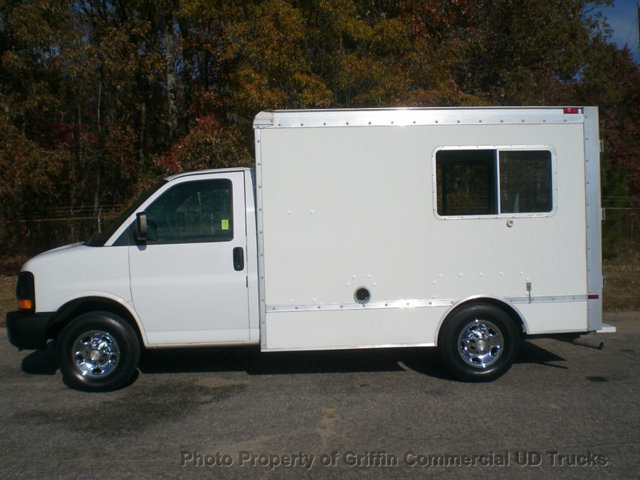 2005 Chevrolet Express Cube/Cutaway W/ Curb Side Door  Box Truck - Straight Truck