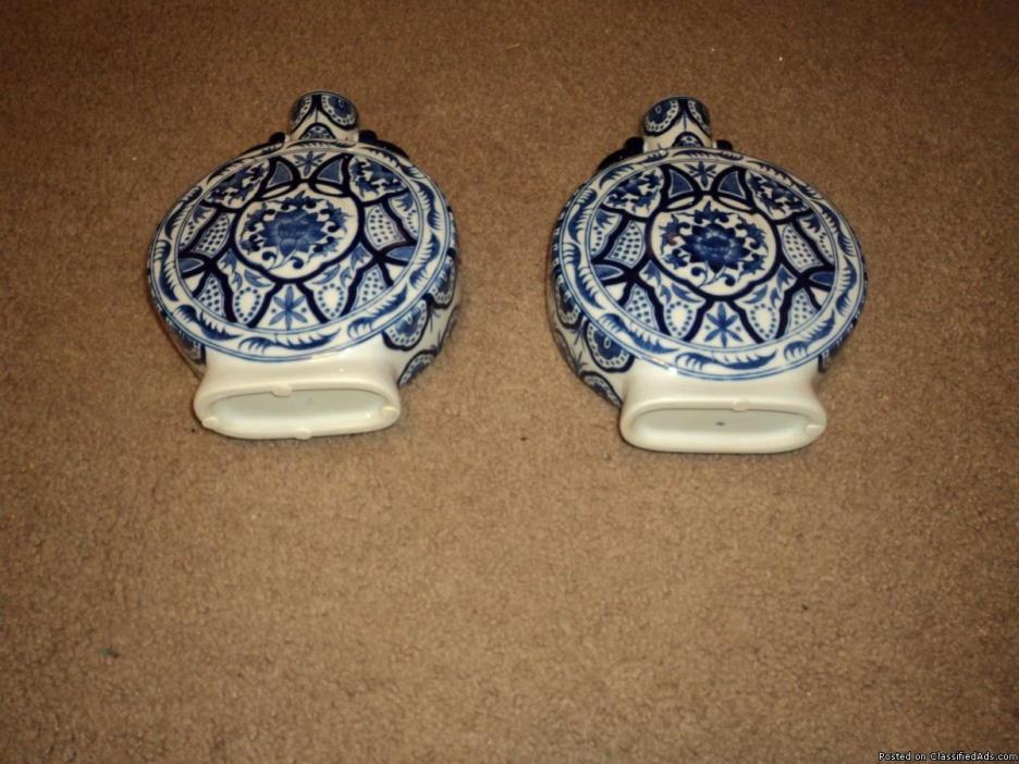 VINTAGE PAIR OF BEAUTIFUL MATCHING BLUE & WHITE FLORAL DESIGN VASES, 3