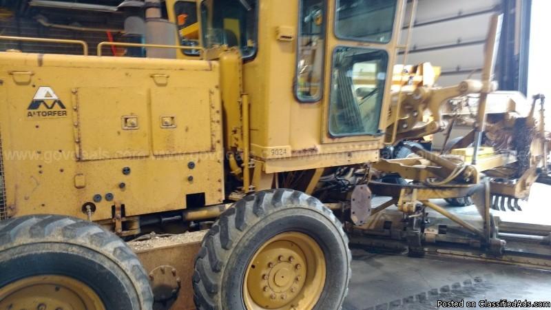 1990 Caterpillar 130G Motor Grader with hydraulic wing plow, 2