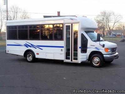 2006 Ford E450 Non-CDL Like New Shuttle Bus (A4810)