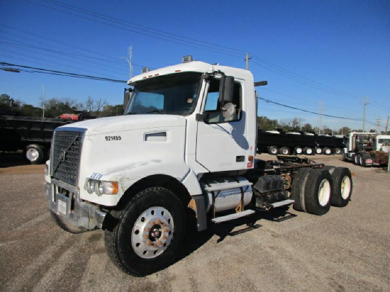 2007 Volvo Vhd104f  Conventional - Day Cab
