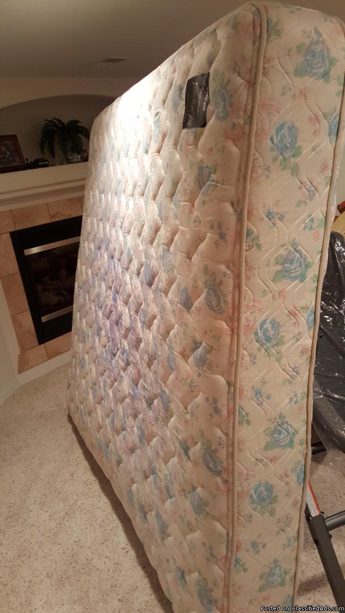 KING MATTRESS EXCELLENT CONDITION (Used)