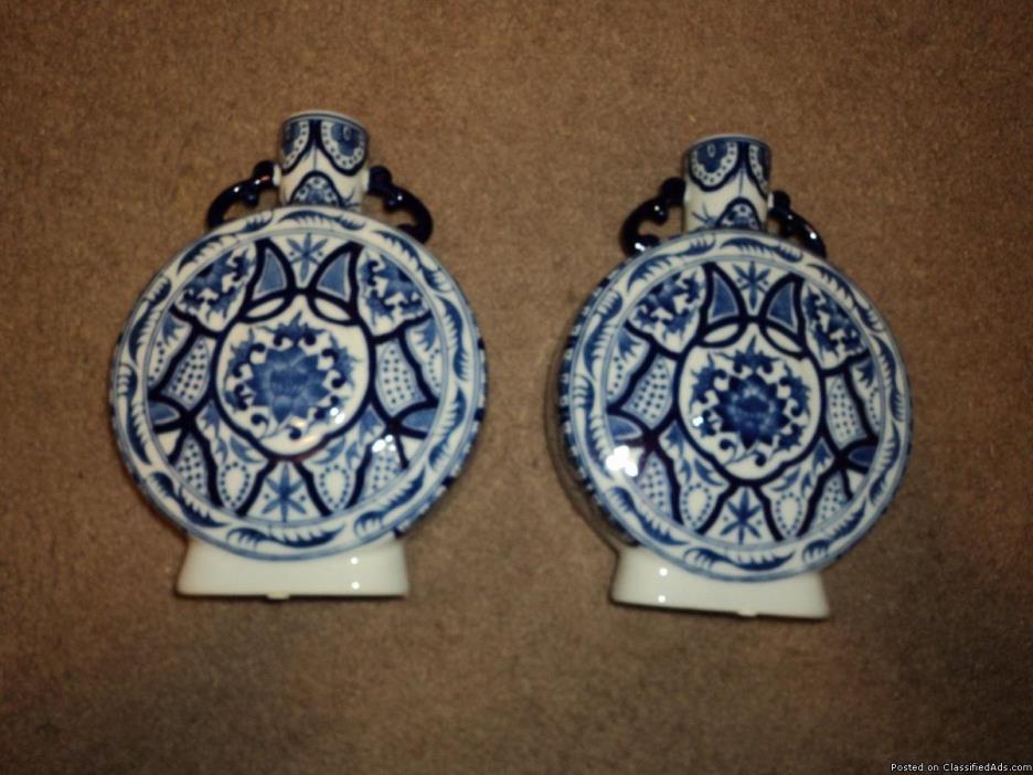 VINTAGE PAIR OF BEAUTIFUL MATCHING BLUE & WHITE FLORAL DESIGN VASES, 1