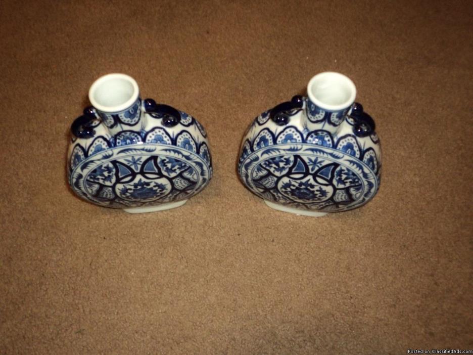 VINTAGE PAIR OF BEAUTIFUL MATCHING BLUE & WHITE FLORAL DESIGN VASES, 2