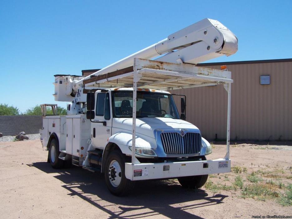 2005 International 55 Ft Bucket Truck, 0