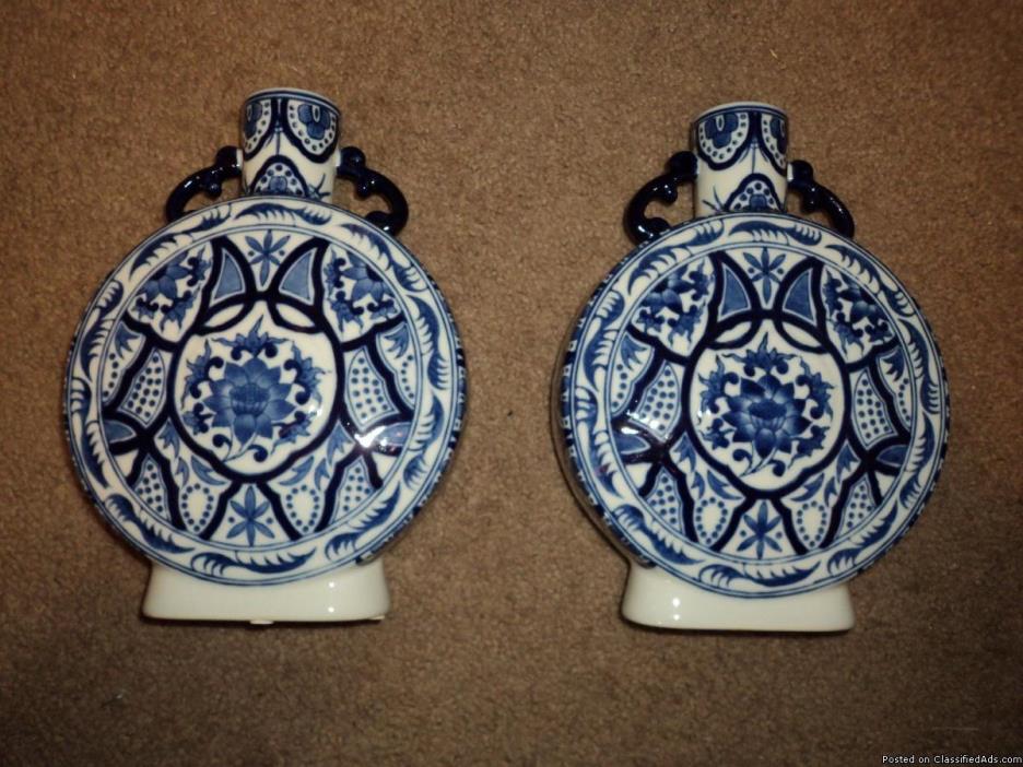 VINTAGE PAIR OF BEAUTIFUL MATCHING BLUE & WHITE FLORAL DESIGN VASES