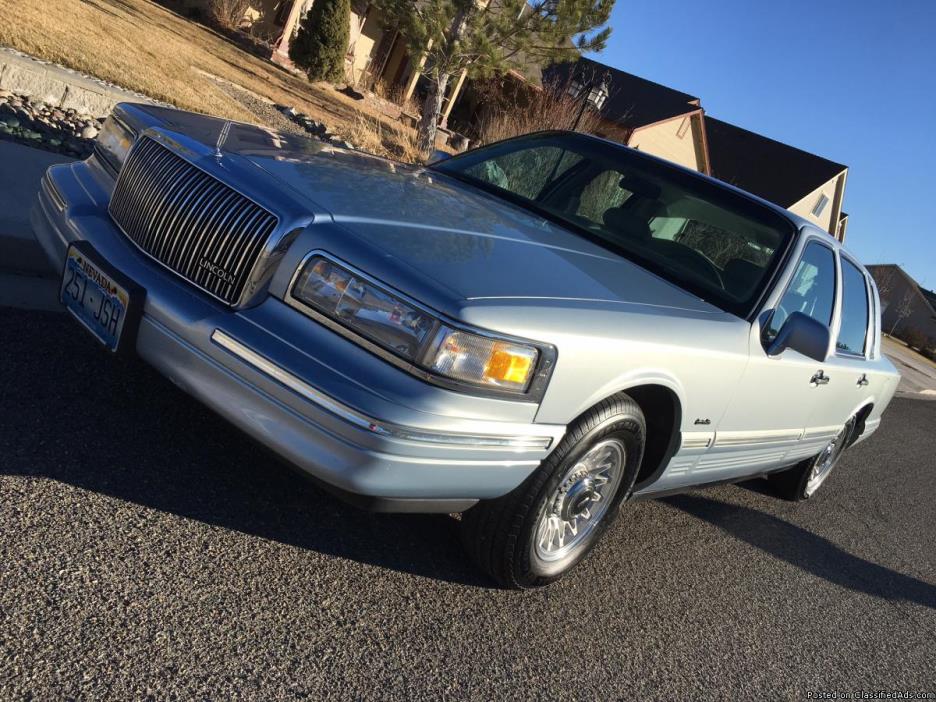 FOR SALE 1997 LINCOLN TOWN CAR