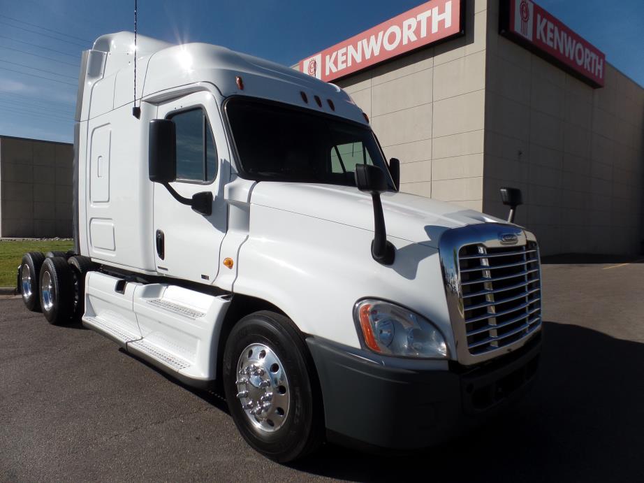 2012 Freightliner Cascadia  Conventional - Sleeper Truck