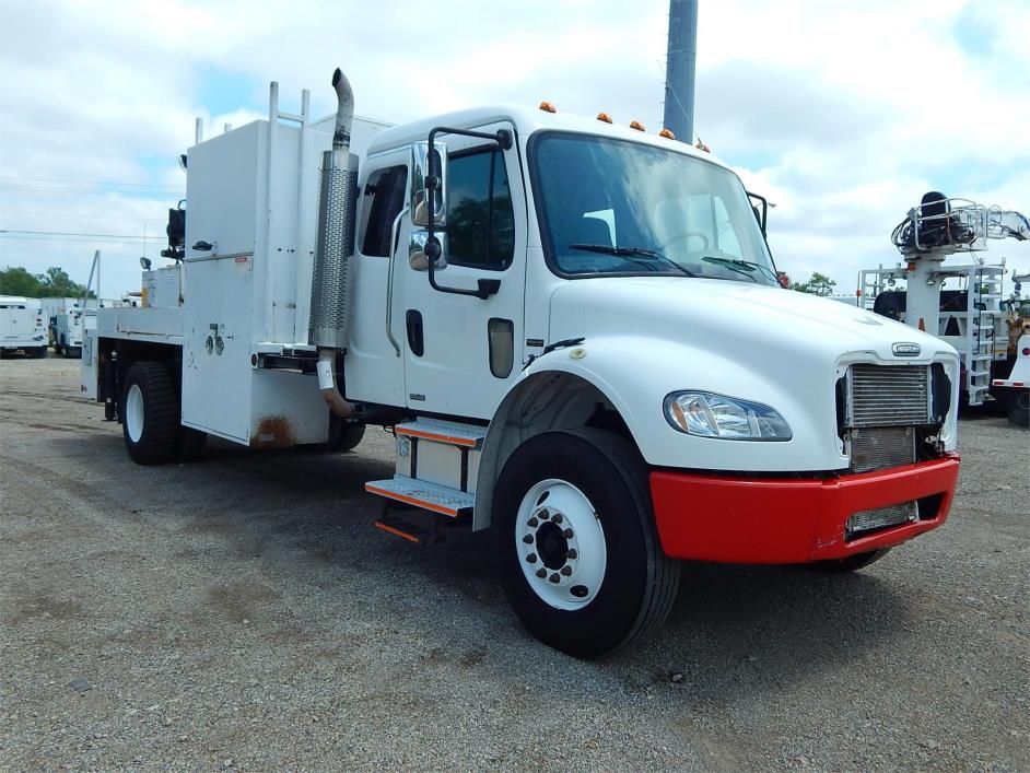 2004 Freightliner Business Class M2 106  Crane Truck