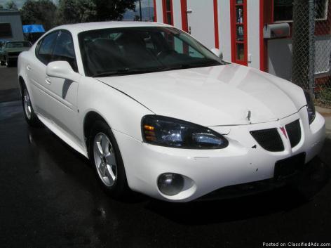 2132 LOOK OVER THERE A WHITE BUETY:2006 PONTIAC GRAND PRIX
