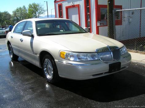 2041: TRAVELER THE US IN LUXURY AND COMFORT: 2001 LINCOLN TOWN CAR CARTIER