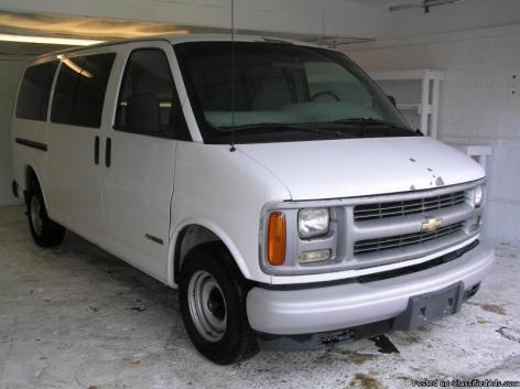 2189 ANOTHER BIG VAN FOR EAGER TRAVELERS: 2000 CHEVY EXPRESS 1500