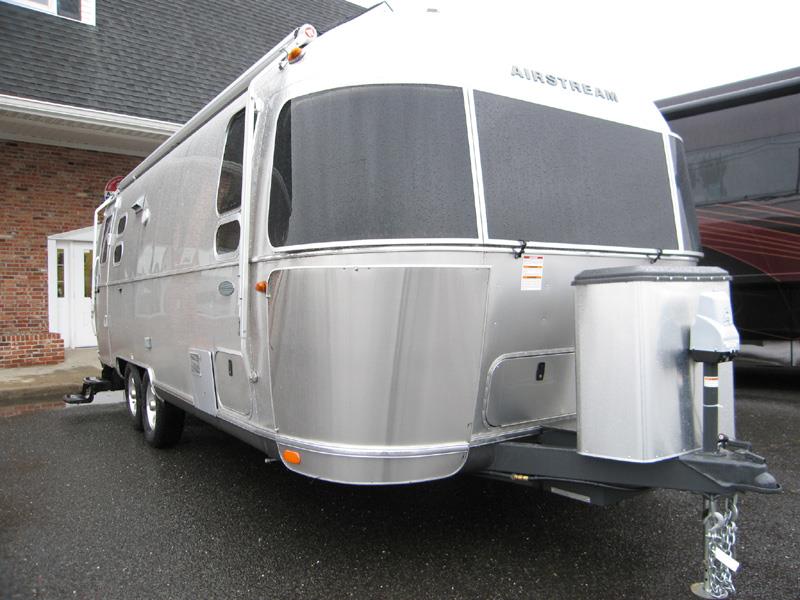 2016 Airstream Flying Cloud 25FB Twin - Golden Night Bl