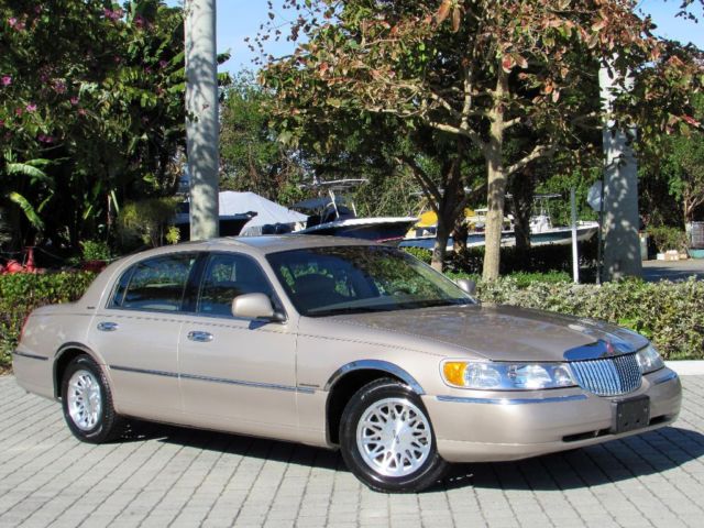 Lincoln : Town Car Signature 1998 lincoln town car signature series sedan only 83 k miles extra clean no rust