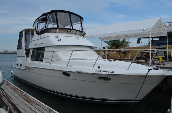 1999 Carver 404 Cockpit Motor Yacht