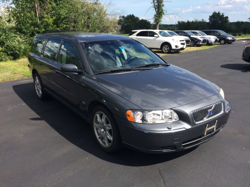 2006 Volvo V70 wagon in excellent condition!