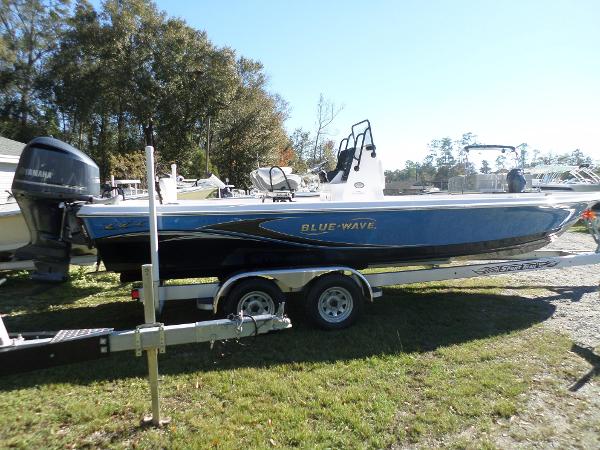 2016 Blue Wave 2400 Pure Bay