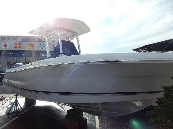 2016 Robalo R242 Center Console