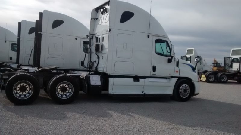 2011 Freightliner Cascadia DD 15, Thermo King APU