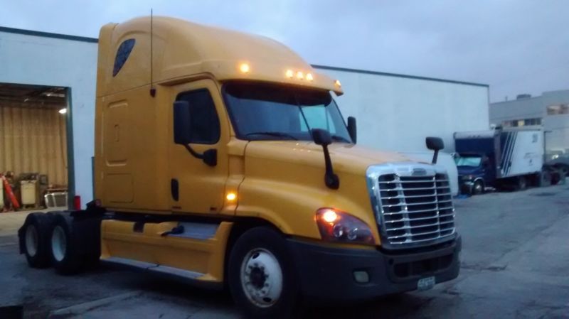 2012 Freightliner Cascadia Sleeper DD15 465,000 miles