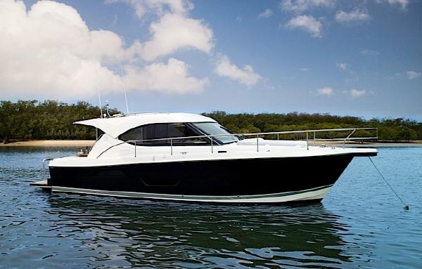 2016 Riviera 3600 Sport Yacht