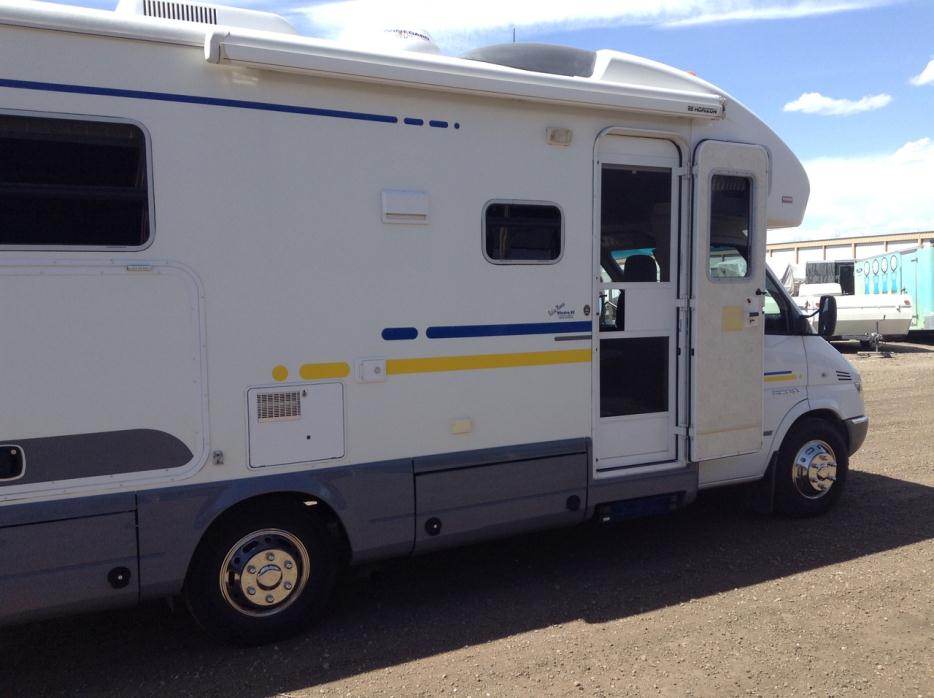 2004 Winnebago Adventurer 35U