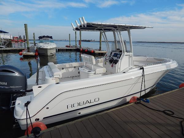 2016 Robalo R222 Center Console