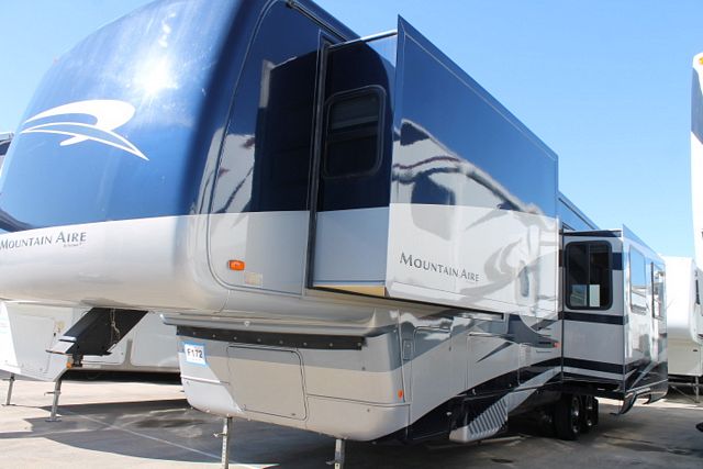 2005 Newmar Mountain Aire 37BSES