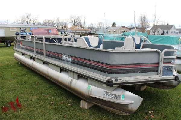 1990 Bass Tracker Party Barge 24 Pontoon