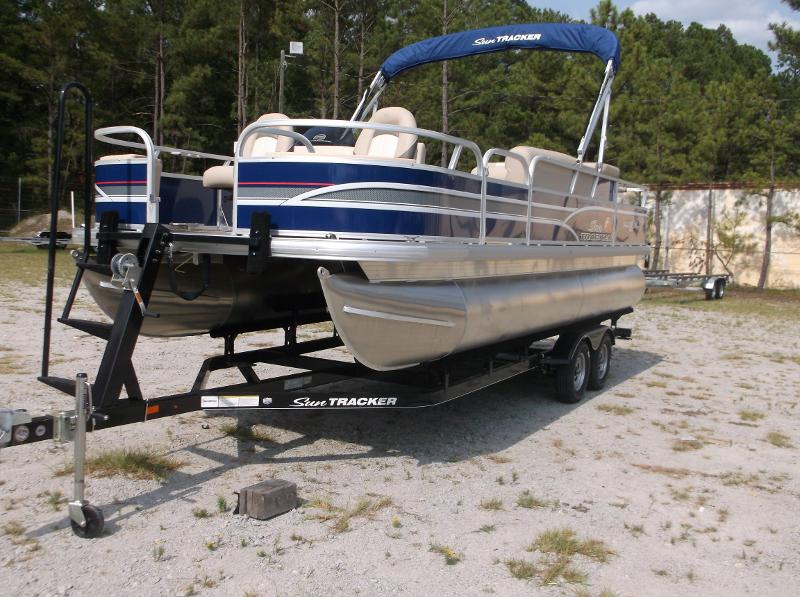 2015 Sun Tracker Fishin' Barge 22