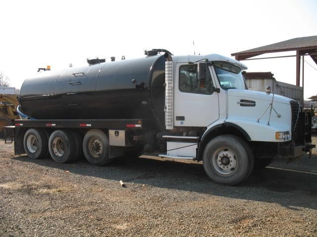 2004 Volvo Vhd64b200  Vacuum Truck