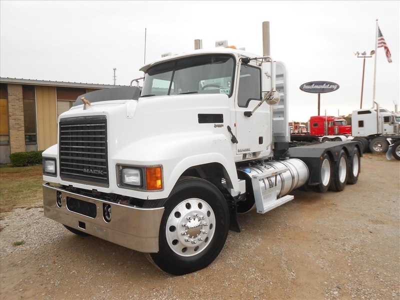 2012 Mack Pinnacle  Conventional - Day Cab