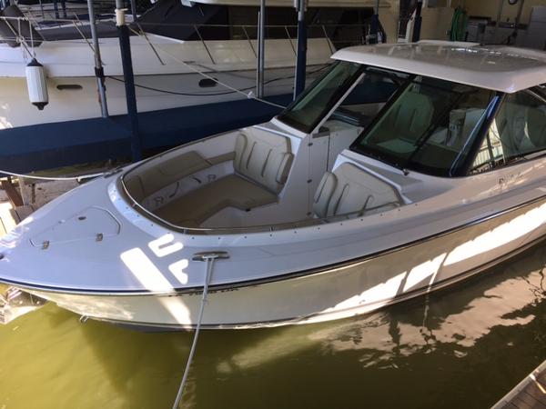 2016 Pursuit DC 325 Dual Console