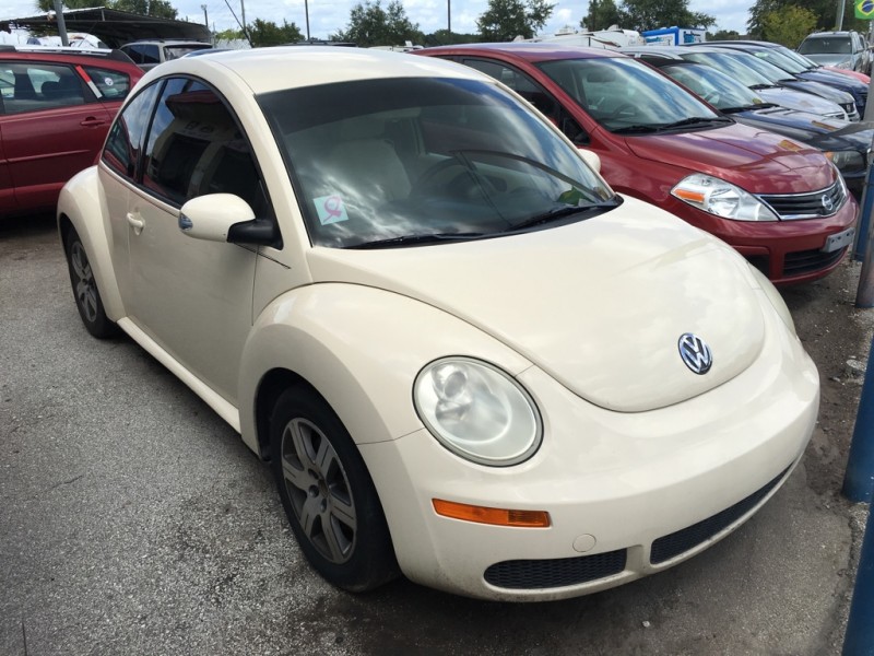 2006 Volkswagen New Beetle Coupe 2dr 2.5L Auto