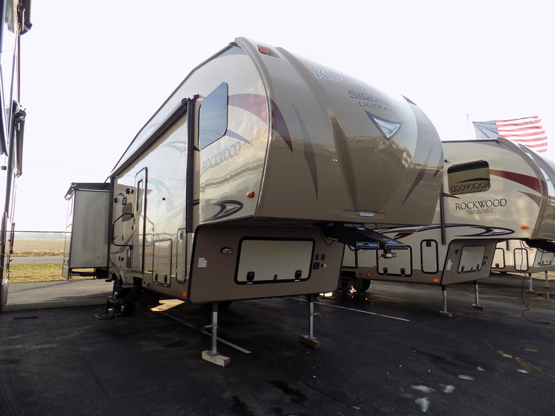 2017 Forest River Rockwood Signature Ultra Lite Fifth Whee