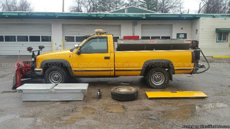 2000 GMC 2500 Cab 4WD With Snow Plow and Salt Spreader