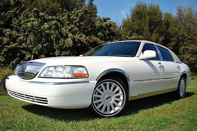 2005 Lincoln Town Car Signature Sedan 4-Door 2005 LINCOLN TOWN CAR ONLY 18,000 MILES! LIKE NEW! 1 OWNER! FLORIDA OWNED!