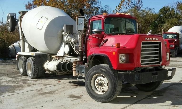 2005 Mack Dm690s  Mixer Truck