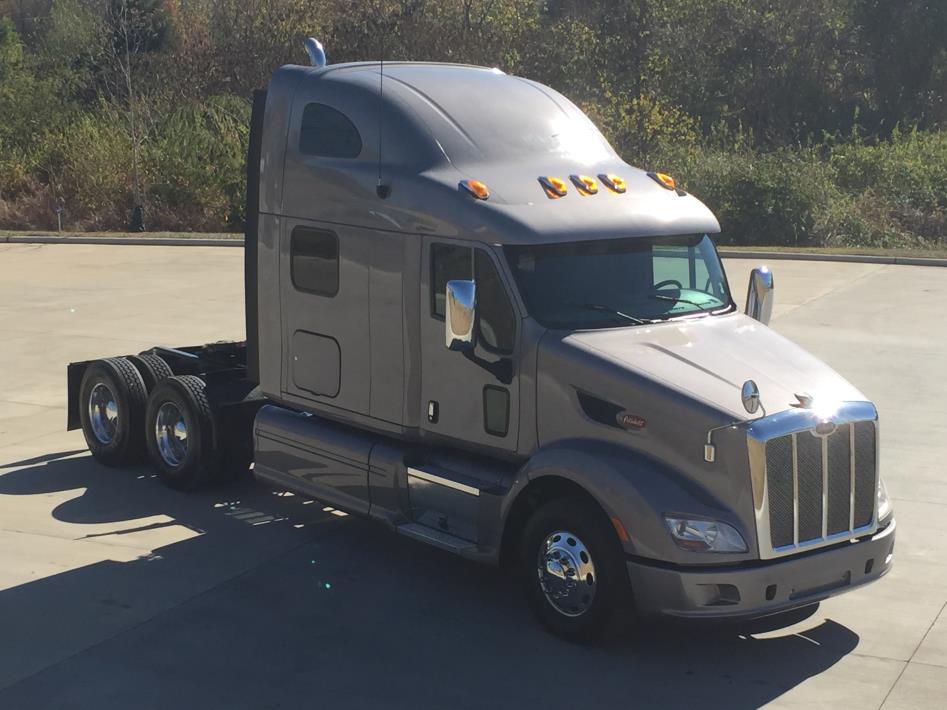 2013 Peterbilt 587  Conventional - Sleeper Truck