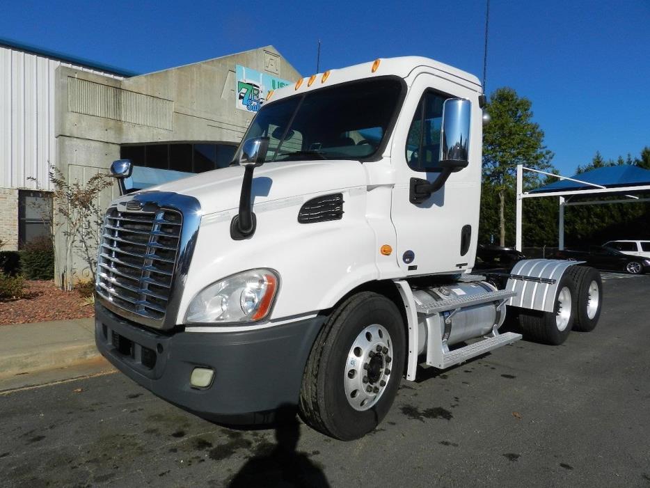 2011 Freightliner Cascadia 125  Conventional - Day Cab