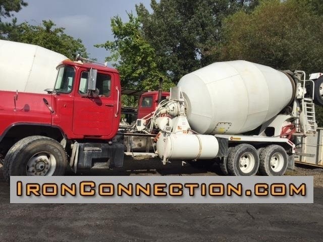 2005 Mack Dm690s  Mixer Truck