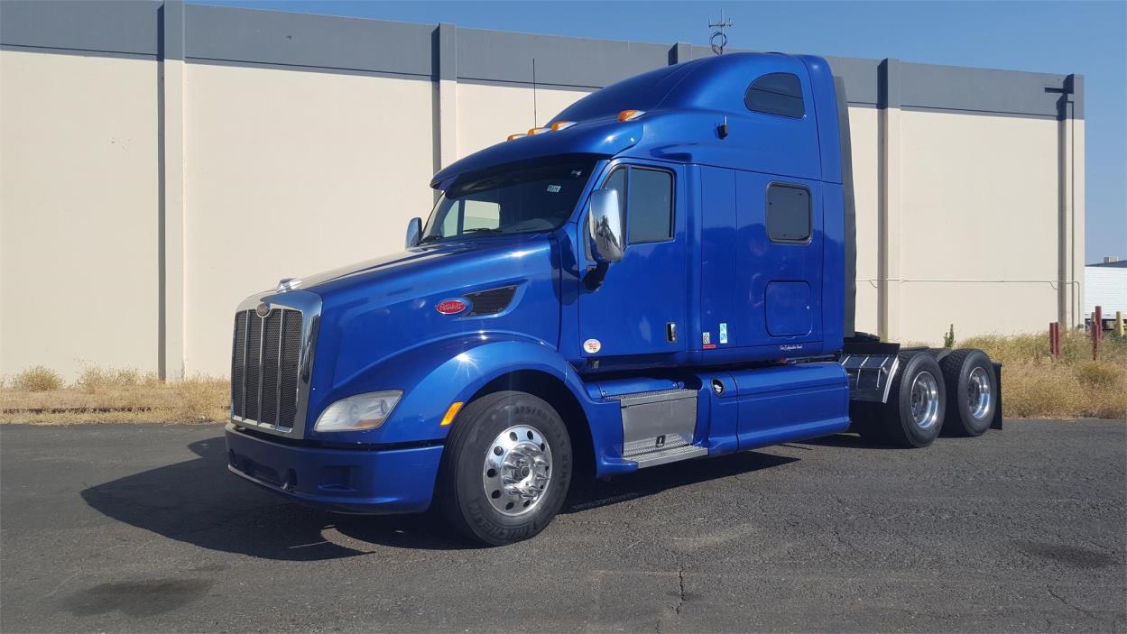 2012 Peterbilt 587  Conventional - Sleeper Truck