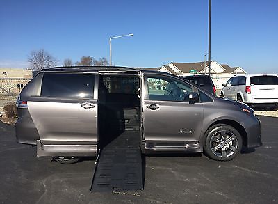 2015 Toyota Sienna SE 2015 TOYOTA SIENNA SE BRAUNABILITY WHEELCHAIR ACCESSIBLE HANDICAP CONVERSION VAN