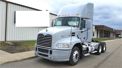 2011 Mack Pinnacle Chu613  Conventional - Day Cab