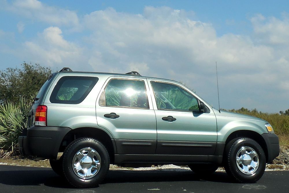 2005 Ford Escape Rare 2.3L XLS 2WD 5 Speed~Chrome~LOW MILES! One Owner Clean Carfax Florida SUV~Super Clean In & Out~Size of Rav4 & CRV!06 07